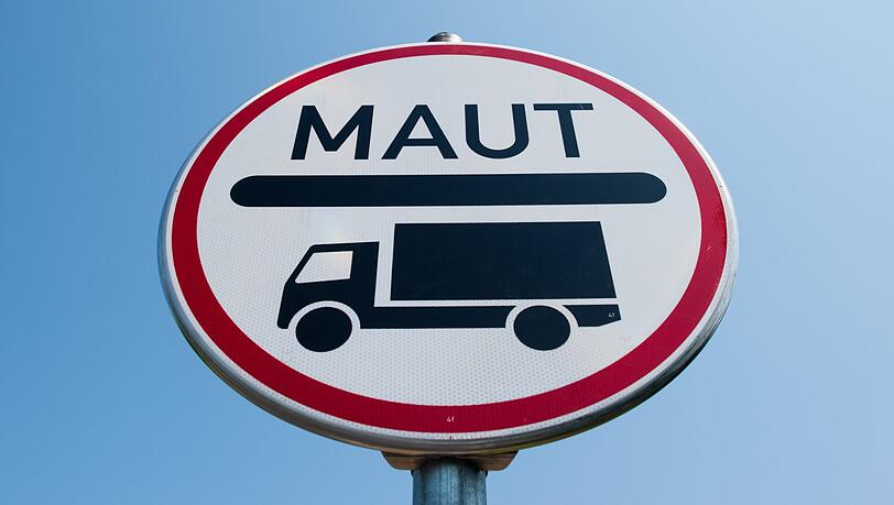 Ein Maut-Schild für Lkw steht auf einem Abschnitt der Bundesstraße 168 vor Cottbus. Ein Maut-Schild für Lkw steht auf einem Abschnitt der Bundesstraße 168 vor Cottbus.