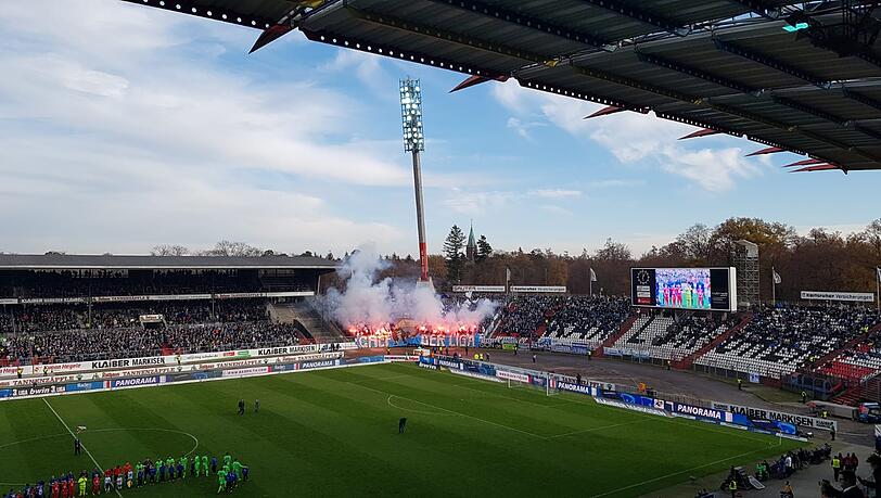 Pyrotechnik im Gästeblock des Wildparkstadions. Pyrotechnik im Gästeblock des Wildparkstadions.