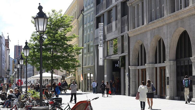 Blick auf die ehemaligen Verlagshäuser von SZ (rechts) und AZ (die drei Häuser daneben). Schick ist es hier geworden. Blick auf die ehemaligen Verlagshäuser von SZ (rechts) und AZ (die drei Häuser daneben). Schick ist es hier geworden.