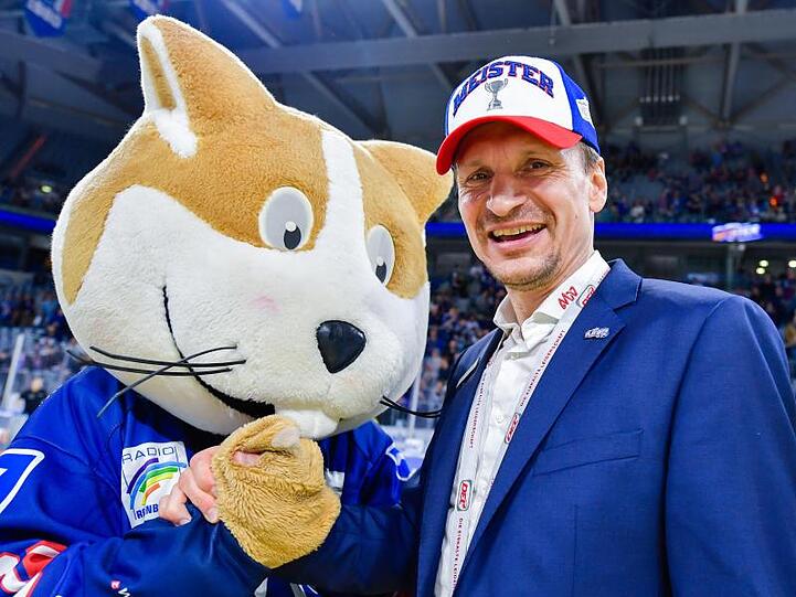Mannheims Trainer Pavel Gross feiert mit Maskottchen "Udo" den Gewinn der deutschen Meisterschaft. Foto: Uwe Anspach