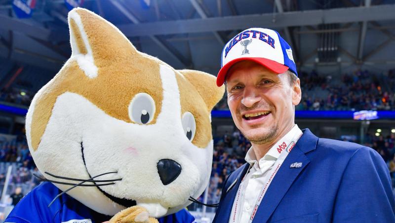 Mannheims Trainer Pavel Gross feiert mit Maskottchen "Udo" den Gewinn der deutschen Meisterschaft. Foto: Uwe Anspach Mannheims Trainer Pavel Gross feiert mit Maskottchen "Udo" den Gewinn der deutschen Meisterschaft. Foto: Uwe Anspach