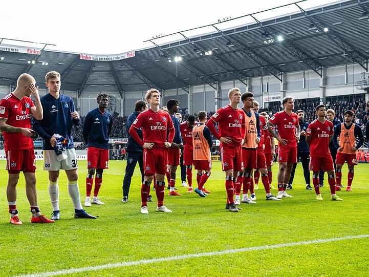 Die Spieler vom Hamburger SV stehen nach dem Spiel enttäuscht und geknickt auf dem Platz.