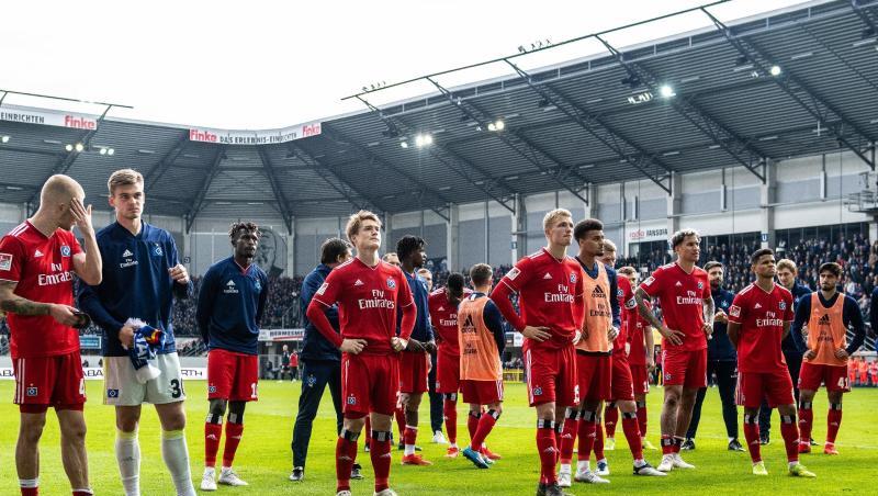 Die Spieler vom Hamburger SV stehen nach dem Spiel enttäuscht und geknickt auf dem Platz. Die Spieler vom Hamburger SV stehen nach dem Spiel enttäuscht und geknickt auf dem Platz.