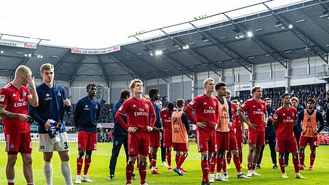 Die Spieler vom Hamburger SV stehen nach dem Spiel enttäuscht und geknickt auf dem Platz.