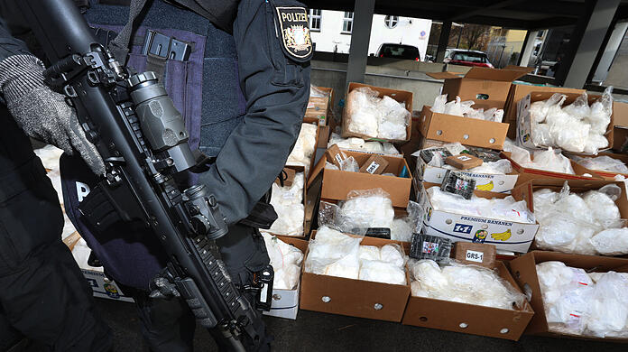 Polizisten der bayerischen Bereitschaftspolizei stehen vor rund 1,5 Tonnen Kokain die zum Abtransport bereit liegen.
