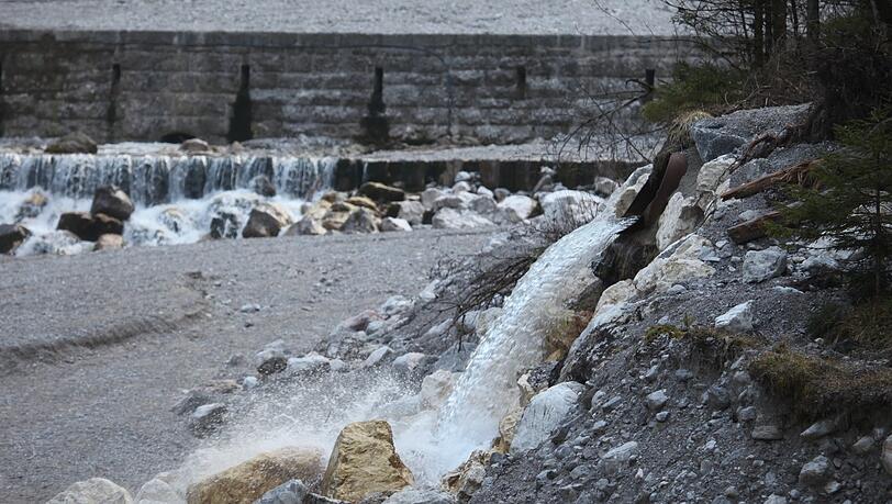 Dieses Wasser wird nicht gebraucht: Aus dem Überlauf schießt überschüssiges Quellwasser. Dieses Wasser wird nicht gebraucht: Aus dem Überlauf schießt überschüssiges Quellwasser.