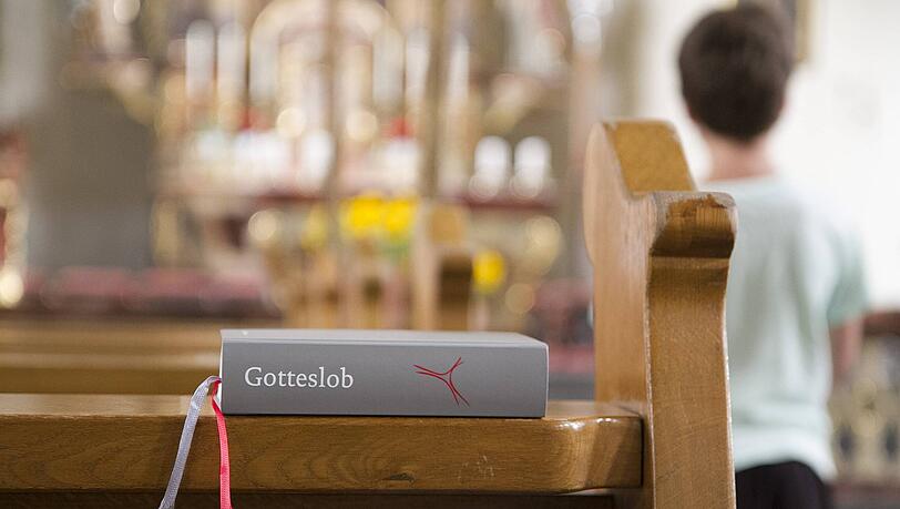 In der Pfarrkirche St. Heinrich wurde wüst randaliert. Es wurden unter anderem Gesangbücher in Brand gesetzt.