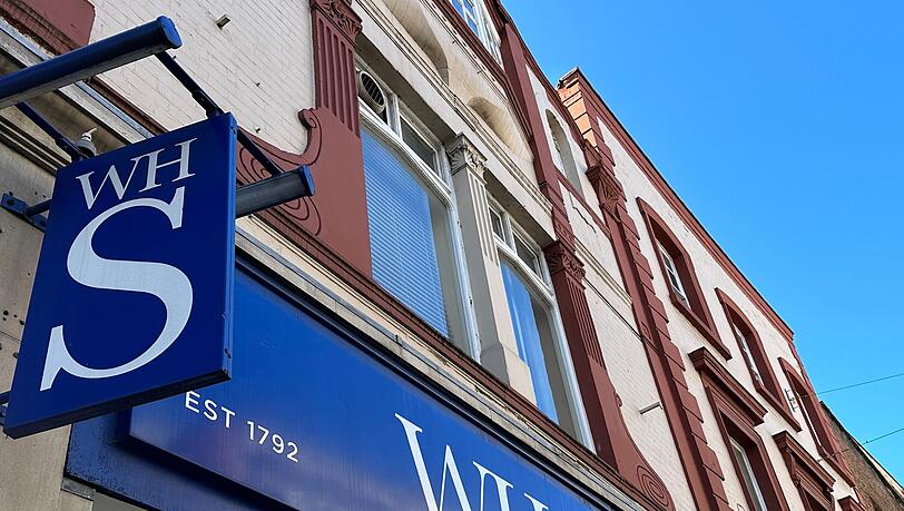 Noch typisch für britische Innenstädte: Filialen von WH Smith. (Archivbild)