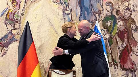 Spontane Umarmung: die Parlamentspr&auml;sidenten Deutschlands und Israels, Julia Kl&ouml;ckner (CDU) und Amir Ohana