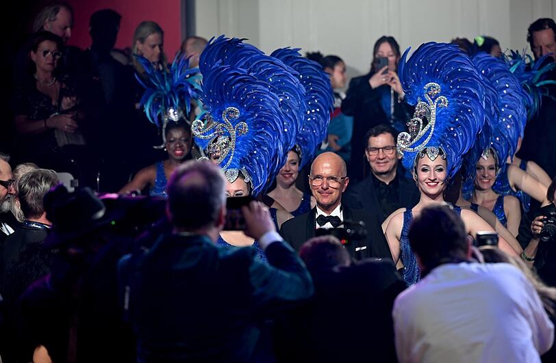 Christoph Maria Herbst mit Tänzerinnen im Rahmen des Balls „Soirée Münchner Leben“ zu seiner Verleihung des Karl-Valentin-Ordens 2026. Christoph Maria Herbst mit Tänzerinnen im Rahmen des Balls „Soirée Münchner Leben“ zu seiner Verleihung des Karl-Valentin-Ordens 2026.