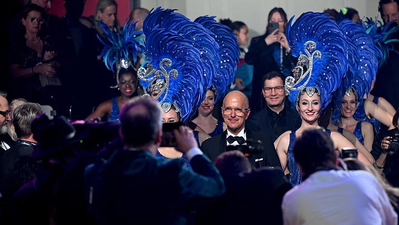 Christoph Maria Herbst mit Tänzerinnen im Rahmen des Balls „Soirée Münchner Leben“ zu seiner Verleihung des Karl-Valentin-Ordens 2026. Christoph Maria Herbst mit Tänzerinnen im Rahmen des Balls „Soirée Münchner Leben“ zu seiner Verleihung des Karl-Valentin-Ordens 2026.