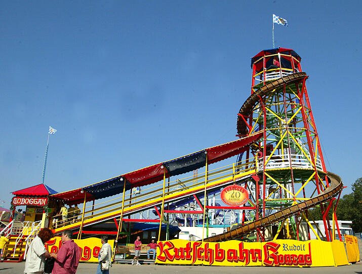 Eine "Riesenrutschbahn mit Geschichte" (oktoberfest.de) ist der berühmte Toboggan. Nach Pariser Vorbild erbaut, erfreuen sich die Wiesn-Gäste seit 1933 jedes an der riesigen Turmrutschbahn. Und auch schon mal ausrutschen, auf dem Weg nach oben: Dorthin muss man sich nämlich auf einem ständig laufenden Förderband transportieren lassen - für Betrunkene kein leichtes Unterfangen, für Zuschauer dafür umso amüsanter.