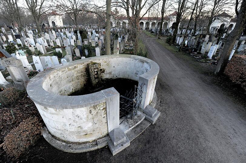 Mit einer runden Steinmauer ist der Grabplatz für Johannes "Jopie" Heesters in München (Oberbayern) am Nordfriedhof eingefasst.