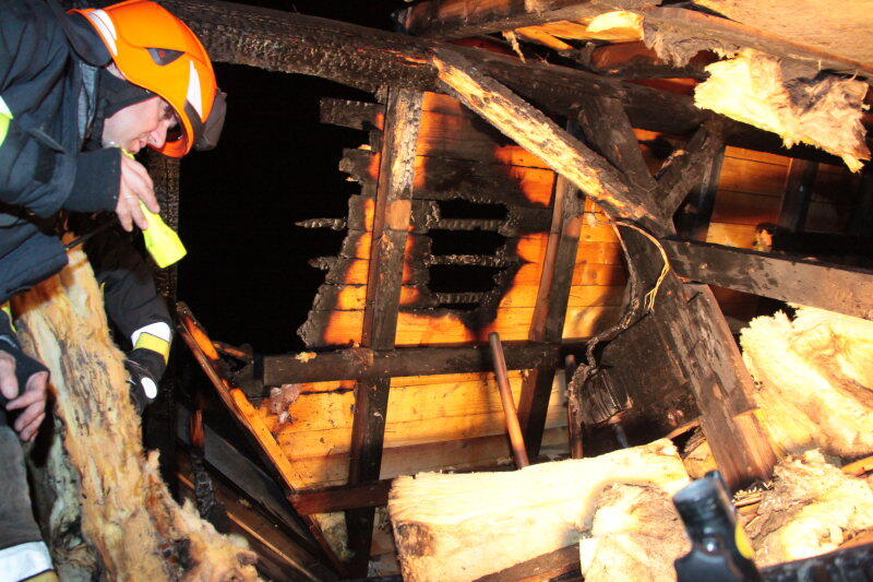 Ein Dachstuhl in Mettenheim steht in Flammen. Die Feuerwehr rückt mitten in der Nacht zum Löschen an. Die Bilder vom Einsatz.