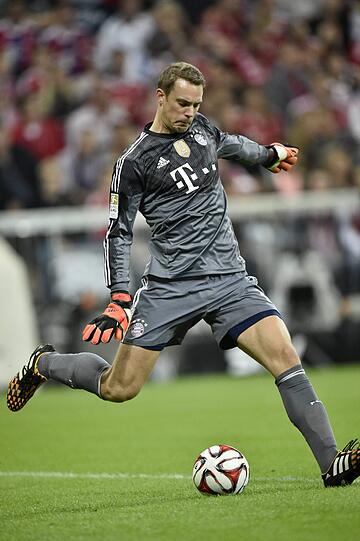 Manuel Neuer - Note 3 - Kam manchmal aus seinem Tor heraus, spielte manchmal einen Pass. Geprüft wurde er von den ängstlichen Schwaben gar nicht.