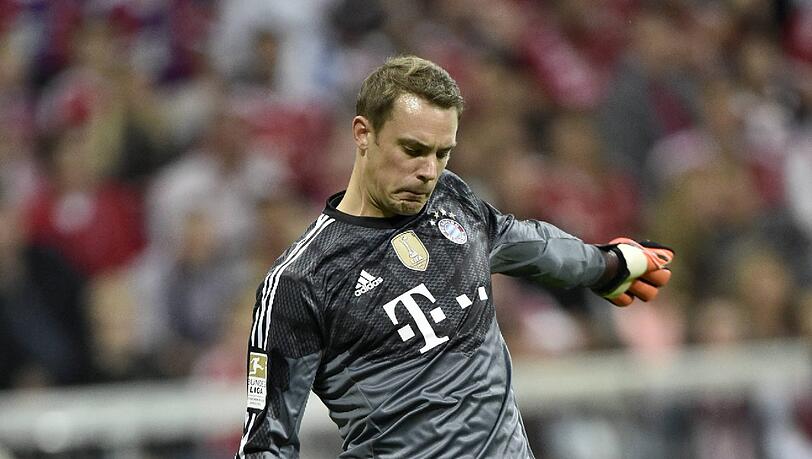 Manuel Neuer - Note 3 - Kam manchmal aus seinem Tor heraus, spielte manchmal einen Pass. Geprüft wurde er von den ängstlichen Schwaben gar nicht. Manuel Neuer - Note 3 - Kam manchmal aus seinem Tor heraus, spielte manchmal einen Pass. Geprüft wurde er von den ängstlichen Schwaben gar nicht.