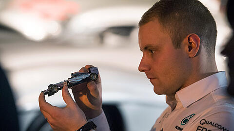 Valtteri Bottas begutachtet seinen Dienstwagen.
