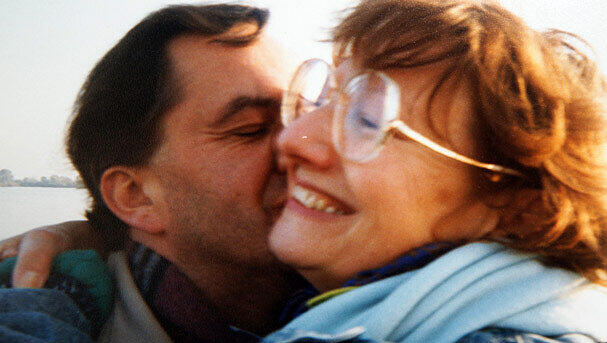 Hans-Kurt Elze mit seiner Anneliese 2003 am Seehamer See: "Solche Ausflüge hätten ihr auch in ihren letzten Monaten noch Freude gemacht." Hans-Kurt Elze mit seiner Anneliese 2003 am Seehamer See: "Solche Ausflüge hätten ihr auch in ihren letzten Monaten noch Freude gemacht."