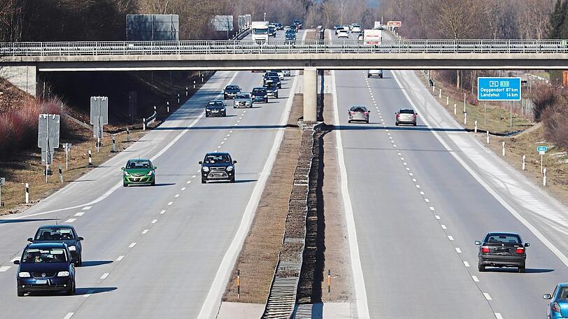 Hier fließt der Verkehr - doch ab Montag ist wieder mit Behinderungen zu rechnen: Auf der A 92 von Moosburg-Süd bis zur Isarbrücke stehen Sanierungsarbeiten an.