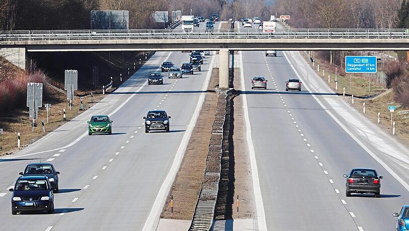 Hier fließt der Verkehr - doch ab Montag ist wieder mit Behinderungen zu rechnen: Auf der A 92 von Moosburg-Süd bis zur Isarbrücke stehen Sanierungsarbeiten an. Hier fließt der Verkehr - doch ab Montag ist wieder mit Behinderungen zu rechnen: Auf der A 92 von Moosburg-Süd bis zur Isarbrücke stehen Sanierungsarbeiten an.