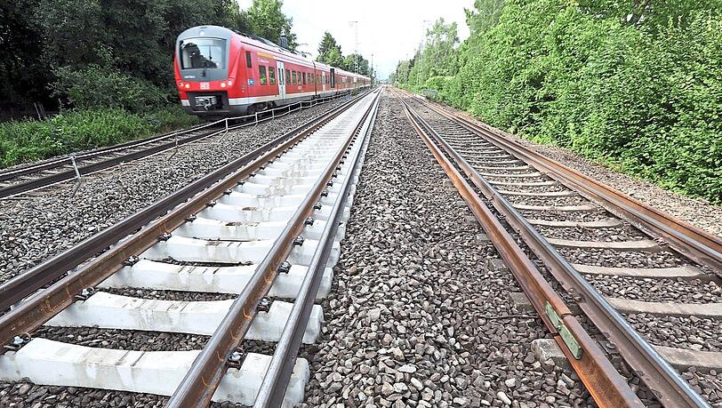Die Strecke Ingolstadt - Nürnberg ist am Samstag wegen eines defekten Zuges gesperrt. Die Strecke Ingolstadt - Nürnberg ist am Samstag wegen eines defekten Zuges gesperrt.