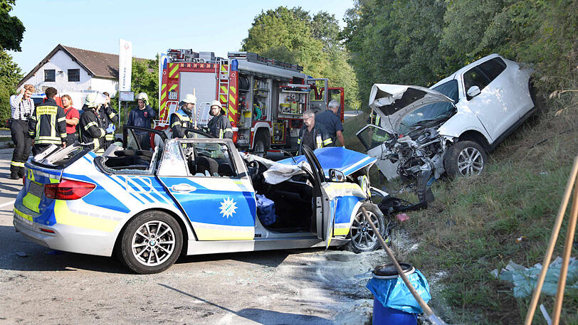 Trümmerfeld auf der B15: Die beiden Fahrzeuge haben einen Totalschaden.
