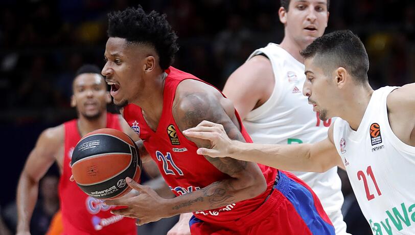 Moskaus Will Clyburn (l.) gegen Diego Flaccadori: Der FC Bayern verliert in Russland. Moskaus Will Clyburn (l.) gegen Diego Flaccadori: Der FC Bayern verliert in Russland.