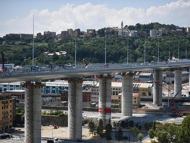 Blick auf die neue Brücke von Genua. Zur Einweihung sind knapp 500 Gäste geladen.