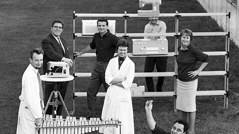 Hans Gugelot (sitzend) mit seiner Entwicklungsgruppe an der Hochschule für Gestaltung Ulm, 1960.