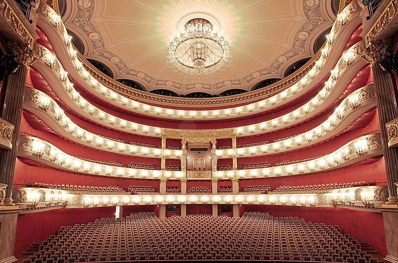 Ganz so leer wird es am Dienstag in der Staatsoper nicht. Immerhin dürfen nun doch 500 Zuschauer zur Premiere kommen.