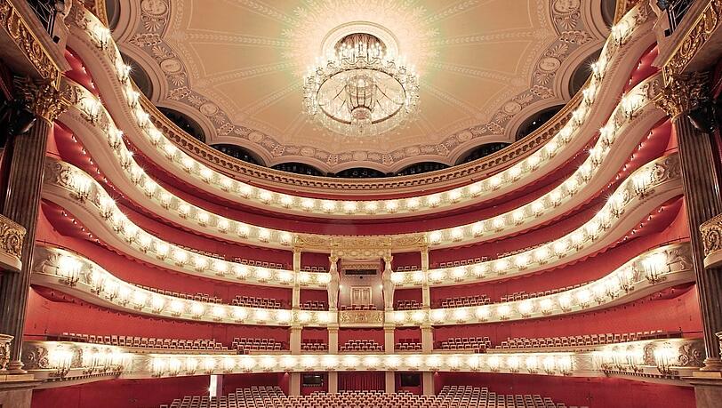 Ganz so leer wird es heute in der Staatsoper nicht. Immerhin dürfen nun doch 500 Zuschauer zur Premiere kommen. Foto: W. Hösl