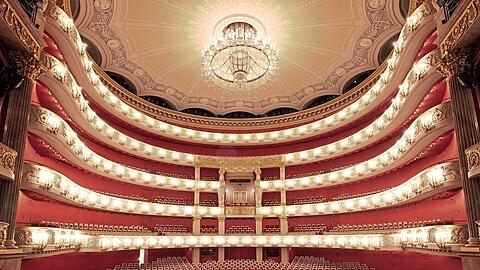 Ganz so leer wird es am Dienstag in der Staatsoper nicht. Immerhin dürfen nun doch 500 Zuschauer zur Premiere kommen.