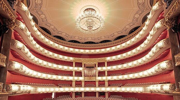 Ganz so leer wird es heute in der Staatsoper nicht. Immerhin dürfen nun doch 500 Zuschauer zur Premiere kommen. Foto: W. Hösl