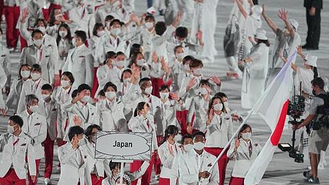 Basketballer Rui Hachimura tr&auml;gt die japanische Fahne ins Stadion.