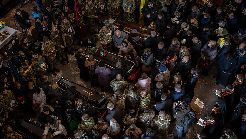 Lwiw: Angehörige und Soldaten nehmen während einer Trauerfeier in der Kirche der heiligen Apostel Peter und Paul von vier Soldaten Abschied, die bei einem Luftangriff auf einen Militärstützpunkt in Jarokiw getötet wurden.