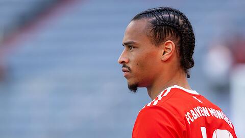 Leroy Sane steht in der Arena.