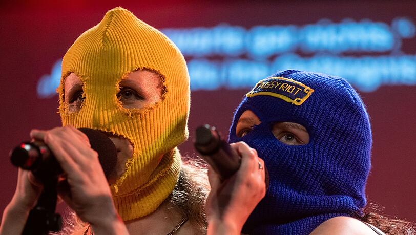 Maria Aljochina (r) und Olga Borisova nehmen an einem Konzert der russischen Punkgruppe Pussy Riot im Rahmen der "Riot Days 2022" teil.