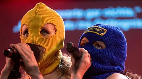 Maria Aljochina (r) und Olga Borisova nehmen an einem Konzert der russischen Punkgruppe Pussy Riot im Rahmen der "Riot Days 2022" teil.