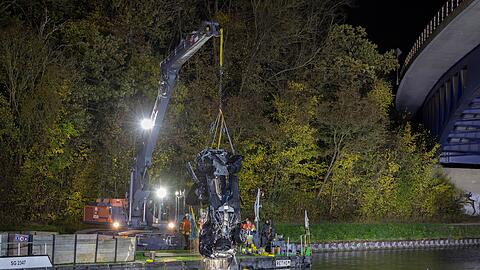 Am Samstagabend wurde mit Hilfe eines Kranfahrzeugs das Auto aus dem Mittellandkanal geborgen.