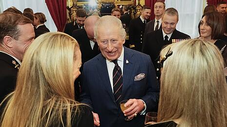 K&ouml;nig Charles III. feiert mit Seeleuten der Besatzung des Flugzeugtr&auml;ger-Flaggschiffs der Royal Navy.