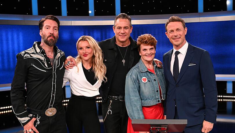 Die XXL-Ausgabe von "Gefragt - Gejagt" ist wie gewohnt namhaft besetzt. Unter mit dabei sind diesmal, von links: Alec Völkel, Evelyn Burdecki, Sascha Vollmer und Gayle Tufts. Rechts: Alexander Bommes. Die XXL-Ausgabe von "Gefragt - Gejagt" ist wie gewohnt namhaft besetzt. Unter mit dabei sind diesmal, von links: Alec Völkel, Evelyn Burdecki, Sascha Vollmer und Gayle Tufts. Rechts: Alexander Bommes.