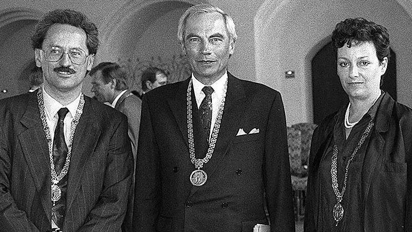 1990: Ude (l.) bei der Vereidigung mit OB Schorsch Kronawitter und Sabine Csampai (r.). Bei einer Tanzeinlage mit Csampai am Abend zog Ude sich einen Meniskus-Riss zu. 1990: Ude (l.) bei der Vereidigung mit OB Schorsch Kronawitter und Sabine Csampai (r.). Bei einer Tanzeinlage mit Csampai am Abend zog Ude sich einen Meniskus-Riss zu.