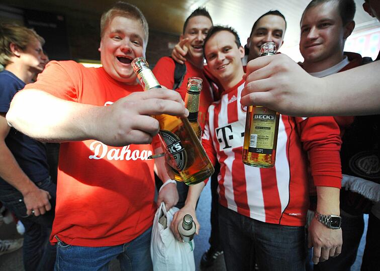 Hier feiern die Bayern-Fans unsere Stadt in den Ausnahmezustand! Die Bilder aus der Fußball-Stadt!