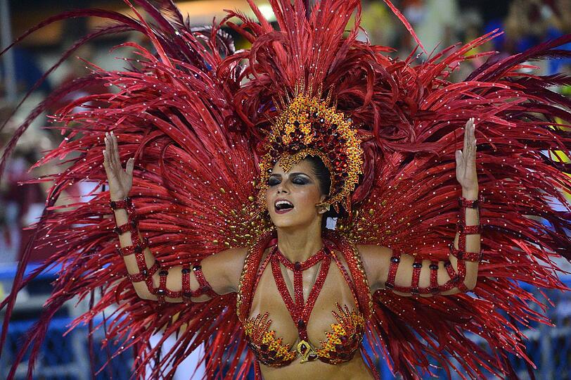 In Rio ging es in der Nacht zum Montag auf dem Straßenkarneval heiß her. Die brasilianischen Schönheiten zeigten zum Karneval-Höhepunkt viel nackte Haut und sexy Kurven.
