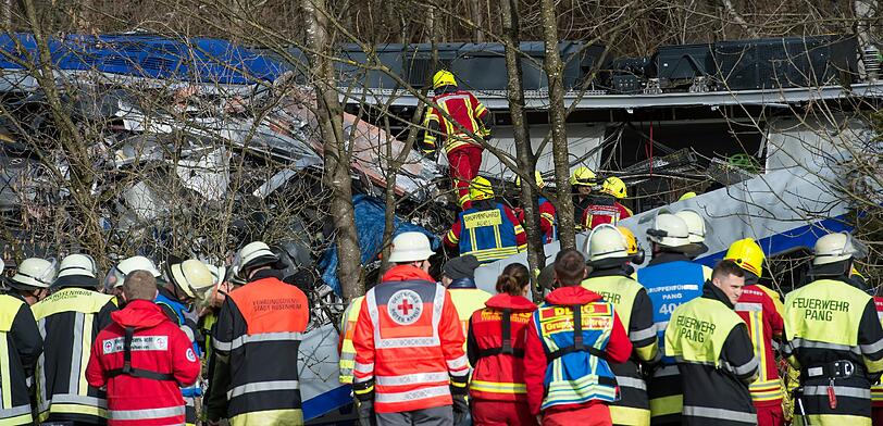 Rettungskräfte und Hubschrauberbesatzungen kümmern sich um die Verletzten.