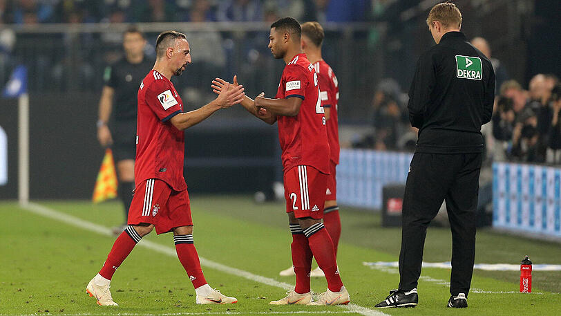 Bedient: Franck Ribéry (links) bei seiner Auswechslung. Für ihn kommt Serge Gnabry (rechts) ins Spiel.