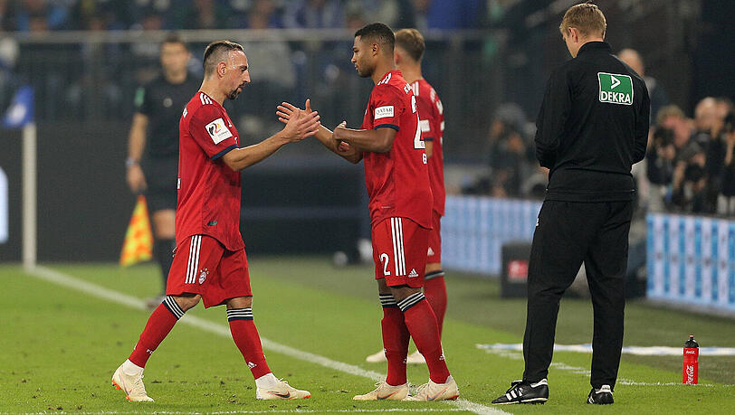 Bedient: Franck Ribéry (links) bei seiner Auswechslung. Für ihn kommt Serge Gnabry (rechts) ins Spiel.