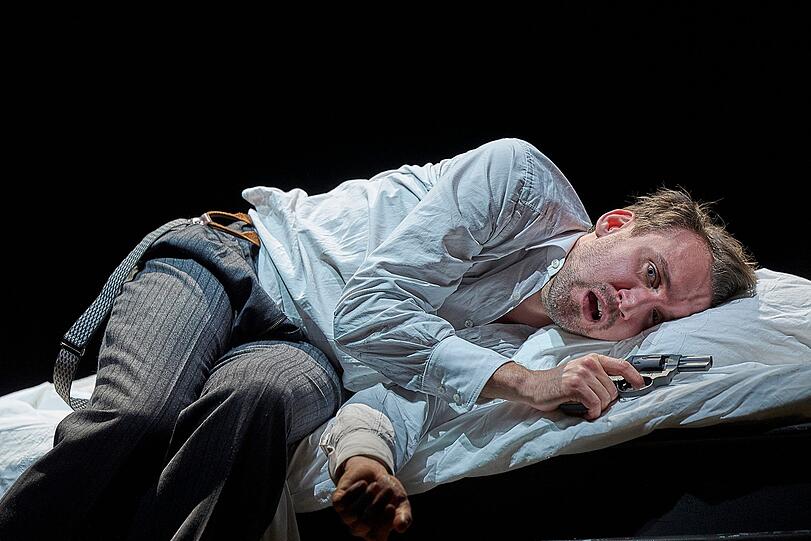 Szenen aus "Der Spieler" im Residenztheater.