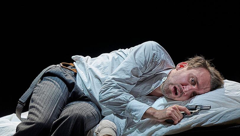 Szenen aus "Der Spieler" im Residenztheater. Szenen aus "Der Spieler" im Residenztheater.