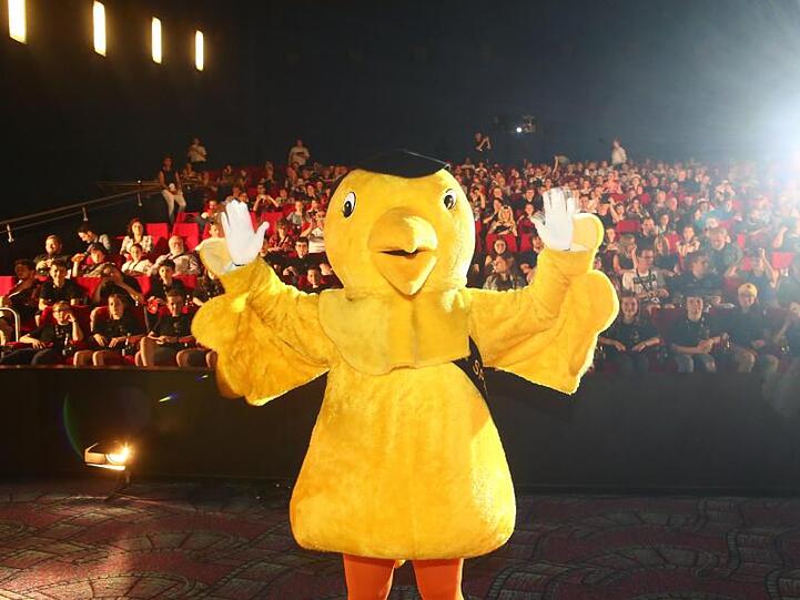 Das Maskottchen Goldener Spatz bei der Eröffnung des Kinder-Medien-Festivals.